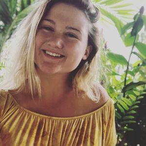 Meet your Posher, Caitlin